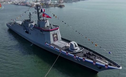 작은 사진은 다목적 구축함 ‘최현호’ 모습. 뉴시스