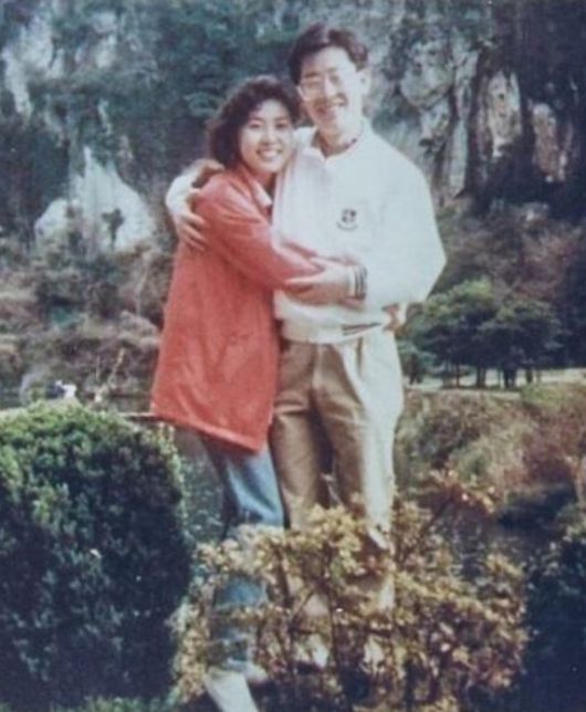 제주도 신혼여행에서 부인 김혜경 씨와 찍은 사진.