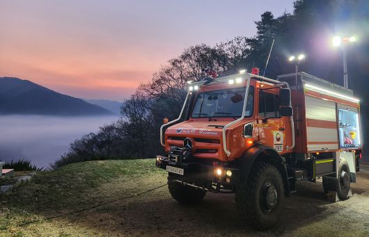 산림청의 고성능특수진화차량은 물탱크 용량이 3500L이고, 지름 40mm 물 호스를 최대 2km까지 펼칠 수 있다. 산림청 제공