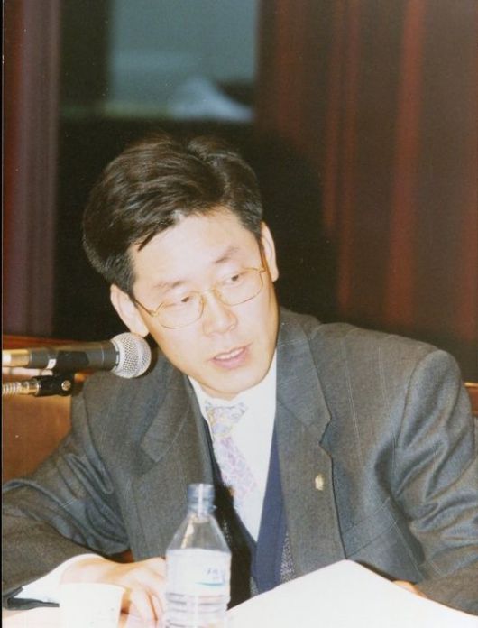 30대 변호사 시절의 모습.