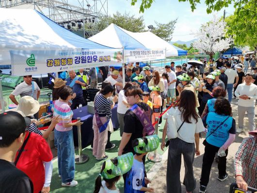 다음달 3~6일 강원 양구군 양구읍 레포츠공원 일원에서 ‘제22회 청춘양구 곰취축제’가 열린다. 사진은 방문객들로 북적이는 지난해 축제 모습. 양구군 제공