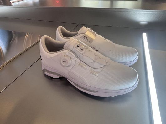 데상트골프 2025 비전 쇼케이스에 전시된 아크먼트 프로골프화. 황소영 기자 fangso@donga.com