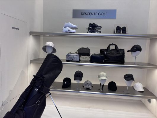 데상트골프 2025 비전 쇼케이스에 전시된 아크먼트 프로골프화. 황소영 기자 fangso@donga.com