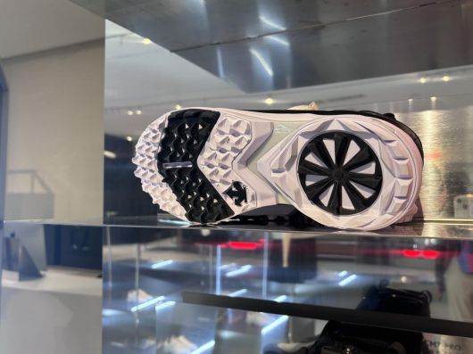 데상트골프 2025 비전 쇼케이스에 전시된 아크먼트 프로골프화. 황소영 기자 fangso@donga.com