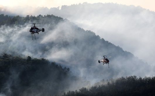 대구 북구 함지산 산불이 재발화한 30일 오후 대구 북구 산불 현장에서 산불 진화 헬기가 분주히 움직이고 있다. 뉴시스