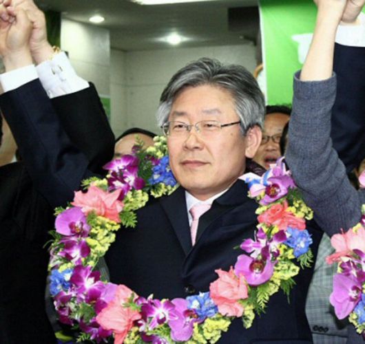 2010년 지방선거에서 경기 성남시장에 당선된 뒤 이재명 후보가 두 손을 번쩍 들어 올리고 있다.