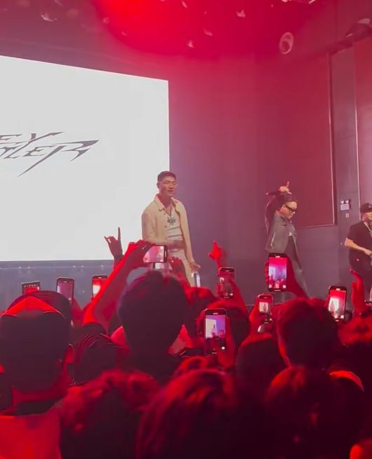 힙합 그룹 ‘호미들’이 지난달 중국 우한에서 공연을 하고 있다. 샤오훙수 캡처