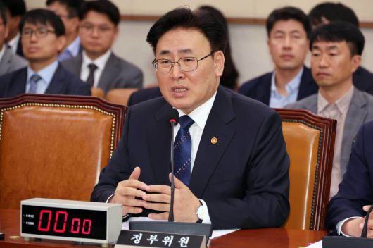 유상임 과학기술정보통신부 장관이 30일 오전 서울 여의도 국회에서 열린 법제사법위원회 전체회의에서 SK텔레콤 유심(USIM) 정보 해킹 사건 관련 의원 질의에 답변하고 있다. 뉴시스