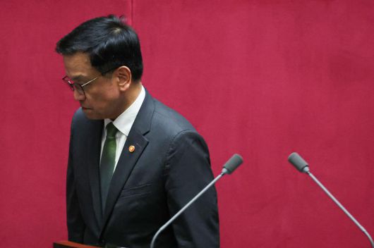 1일 서울 여의도 국회에서 열린 제424회 국회(임시회) 제7차 본회의에서 2025년도 제1회 추가경정예산안이 통과된 뒤 최상목 경제부총리 겸 기획재정부 장관이 감사인사말을 마치고 이석하고 있다. 뉴시스