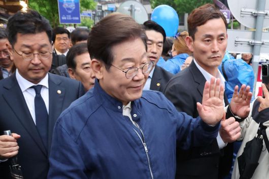 이재명 더불어민주당 대선후보가 1일 오후 경기 포천시 신읍사거리 인근서 골목골목 경청투어를 열고 시민들과 인사하고 있다. 2025.05.01 포천=뉴시스