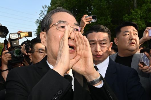 한덕수 전 국무총리가 2일 오후 광주 북구 운정동 국립5·18민주묘지에서 오월 영령을 향한 참배에 나서던 중 참배를 반대하는 광주시민들에 가로막혀 돌아선 뒤 시민들을 향해 읍소하고 있다. 2025.05.02. 뉴시스