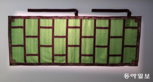 가사 장인 명천 스님의 가사. 이 가사는 초록색 비단 바탕에 자주색 테두리를 덧댄 9조 첩상가사이다. 전영한 기자 scoopjyh@donga.com