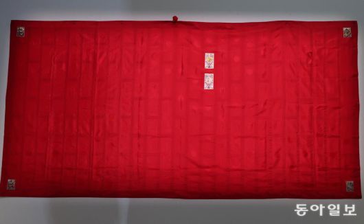 지상스님의 가사. 현재 전통가사연구원장 겸 도편수로 가사 제작을 총괄하고 있다. 전영한 기자 scoopjyh@donga.com