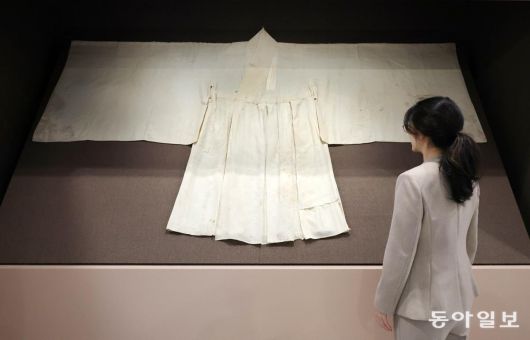 2일 서울공예박물관 기획전시실에서 한 관람객이 임진왜란 때 승병을 일으켜 나라를 위기에서 구한 사명대사가 입었던  장삼을 살펴보고 있다. 전영한 기자 scoopjyh@donga.com