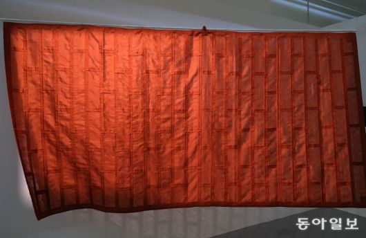 전남 나주 심향사 성오 스님의 가사. 가사 뒷면에는 땀을 세어가며 표현한 통문을 살펴볼 수 있다. 전영한 기자 scoopjyh@donga.com