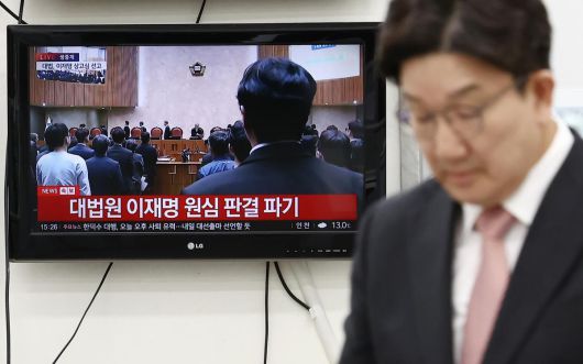 이재명 더불어민주당 대통령 후보의 공직선거법 위반 사건에 대해 대법원이 유죄 취지 파기환송 판결을 내린 가운데 1일 서울 여의도 국회에서 권성동 국민의힘 원내대표가 나서고 있다. 2025.5.1 뉴스1