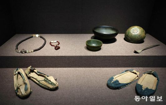 서산대사가 사용한 옥으로 된  발우와 염주 그리고 신발. 전영한 기자 scoopjyh@donga.com