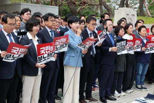 더불어민주당 국회의원 60여명이 2일 오후 서울 서초구 대법원 정문 앞에서 이재명 대선후보의 파기환송에 대해 대법관의 심리가 부당하다며 시위를 하고 있다.  전영한 기자 scoopjyh@donga.com