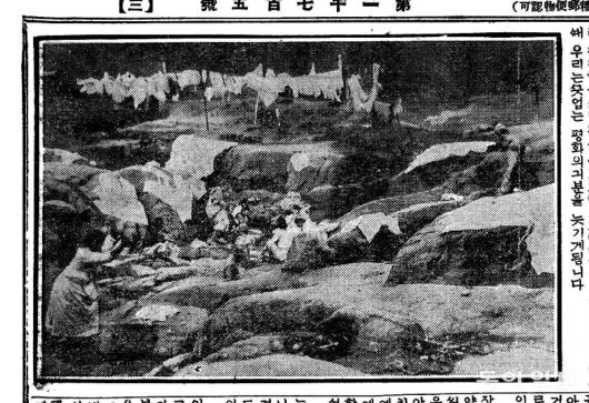 ◇ 빨래의 시절이 왔다. 이 사진은 삼청동 산골에 빨래하는 사진이 올시다. 꽃피기 시작함을 따라 깊히깊히 들어앉았던 부인들이 빨래 보퉁이를 머리에 이고 맑은 냇가에 모여들기 시작할 때가 왔습니다. 종달새 울고 그늘 깊어질 때 그윽한 골짜기로부터 잔잔한 물소리와 함께 토드락토드락 방망이 소리 울리여 나올 때 우리는 끝없는 평화의 기분을 느끼게 됩니다. / 1925년 4월 29일자 동아일보 7면.