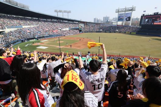 한국프로야구는 지난해 사상 최초로 1000만 관중 시대를 열었다. 올해도 더욱 뜨거운 흥행 열기를 이어가면서 티켓 예매가 점점 ‘하늘의 별따기’가 되어가고 있다. 구단들이 시즌권, 멤버십 구매 고객에게 선예매 혜택을 제공하면서 팬들 사이에선 과열 경쟁을 유도한다는 불만의 목소리도 나온다. 3월 22일 정규시즌 개막전이 열린 서울 잠실구장을 가득 채운 야구팬들. LG 제공