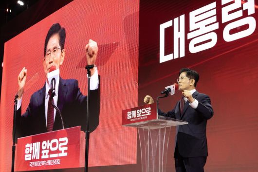 김문수 국민의힘 대선후보가 3일 오후 경기 고양시 킨텍스에서 열린 21대 대통령선거 후보자 선출을 위한 제5차 전당대회에서 대선후보로 선출된 뒤 후보 수락연설을 하고 있다. 2025.05.03. 사진공동취재단