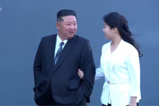 최현호 진수식에서 나란히 걷고 있는 김정은과 김주애. 12살인 김주애는 어느새 김정은과 키가 같아졌다. 조선중앙TV 캡처.