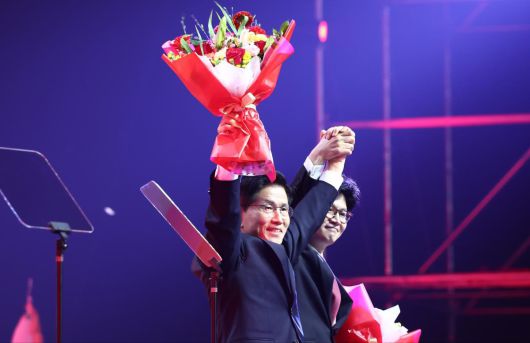 김문수 국민의힘 대통령 후보가 3일 경기 고양시 킨텍스에서 열린 5차 전당대회에서 최종 후보로 확정된 뒤 한동훈 후보의 축하를 받고 있다.  2025.5.3/뉴스1