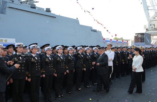 해군 소속 여군들의 정복이 과거와 달라진 것이 눈에 띈다. 뉴스1.