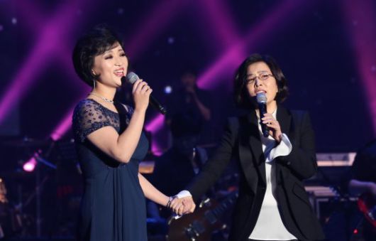 2018년 4월 평양공연 때 가수 이선희와 함께 노래 ‘J에게’를 함께 부르는 김옥주. 유튜브 캡처.