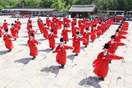 4일 오후 서울 종로구 종묘 정전에서 봉행된 ‘종묘대제’에서 무용수들이 종묘제례악에 맞춰 일무를 펼치고 있다. (공동취재) 2025.05.04 서울=뉴시스