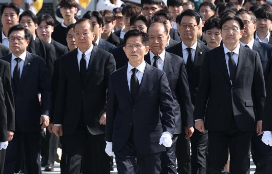 김문수 국민의힘 대선 후보가 4일 오전 서울 동작구 국립서울현충원 현충탑 참배를 위해 이동하고 있다. 사진공동취재