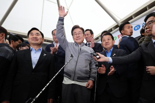 민심을 청취하는 ‘경청 투어’에 나선 이재명 더불어민주당 대선후보가 3일 강원도 속초중앙시장에서 상인 및 주민들에게 손을 들어 인사하고 있다. 뉴시스