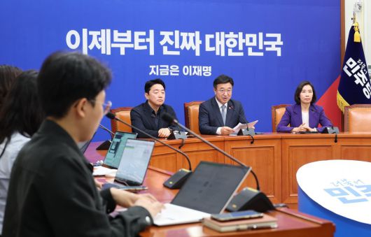 윤호중 더불어민주당 총괄선거대책본부장이 5일 오전 서울 여의도 국회에서 열린 기자간담회에 참석해 모두 발언하고 있다. 왼쪽부터 강훈식 수석부본부장, 윤 본부장, 박경미 대변인. 2025.5.5/뉴스1