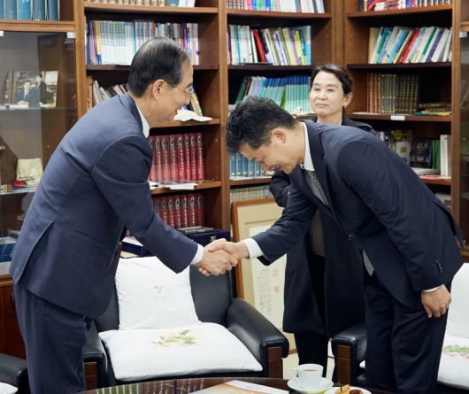 한덕수 전 국무총리(왼쪽)가 4일 서울 종로구 종교교회를 찾아 전창희 담임목사와 악수를 나누고 있다. 한 전 총리는 이날 종교교회 주일예배에 참석한 뒤 전 담임목사와 차담회를 갖고 “은혜로운 말씀 감사하다”고 했다. 한 전 총리는 이 교회 원로권사이고, 부인 최아영 씨는 집사로 등재돼 있다. 한덕수 전 국무총리 캠프 제공