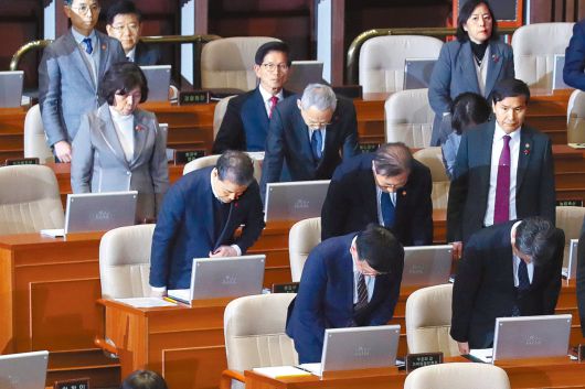 지난해 12월 11일 국회 본회의장에서 비상계엄 선포에 대해 사과하며 일어나 고개 숙인 다른 국무위원들과 달리 김 후보 혼자 자리를 지키고 있다.