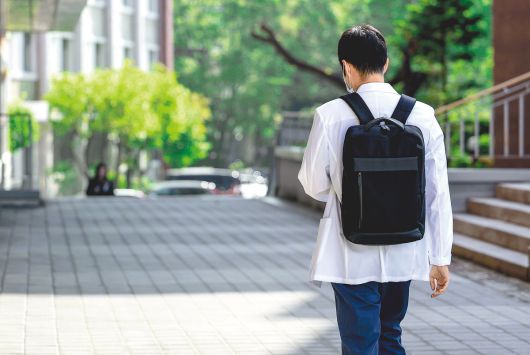 서울 소재 한 대학 캠퍼스에서 의대 건물 앞으로 학생이 이동하고 있다. 뉴시스