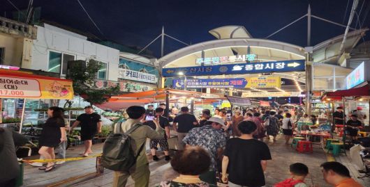 강원도내 전통시장의 주말 야시장이 잇따라 개장한다. 7월 개장 예정인 강릉 주문진종합시장의 지난해 야시장 풍경. 강원도 제공