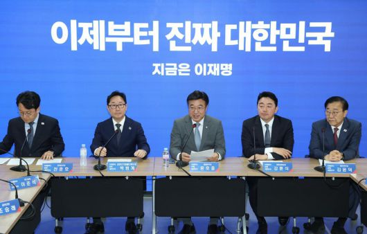 윤호중 더불어민주당 선대위 총괄본부장이 6일 오전 서울 여의도 당사에서 열린 진짜 대한민국 중앙선거대책위원회 총괄본부장단 회의에서 발언하고 있다. 2025.5.6/뉴스1 ⓒ News1