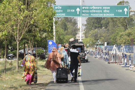 인도를 방문했던 파키스탄 국민들이 4월 25일 암리차르의 와가 국경검문소를 통해 파키스탄으로 귀국하려고 고속도로를 따라 걷고 있다. 히말라야 지역 카슈미르의 고도로 군사화된 국경에서는 인도군과 파키스탄군 사이에 잠시 총격전이 벌어졌다. 양국이 영유권 분쟁을 하는 카슈미르 지역에서는 지난 달 관광객들 피습사건 이후 미사일 공격등 사태가 악화하고 있다. 2025.05.07 암리차르(인도)=AP/뉴시스