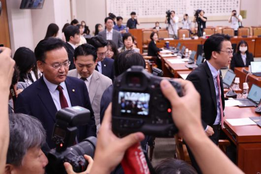 7일 서울 여의도 국회에서 열린 법제사법위원회 전체회의에서 유상범 국민의힘 간사를 비롯한 국민의힘 의원들이 조희대 대법원장 청문계획서 의결에 반발하며 퇴장하고 있다. 2025.05.07.뉴시스