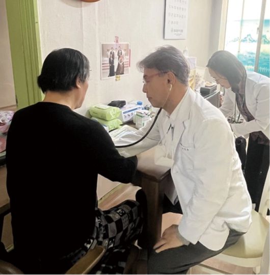 송파 사랑 건강주치의(가운데)가 한 환자의 집으로 찾아가 진료를 해주고 있다. 송파구 제공