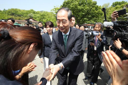 한덕수 무소속 대선 예비후보가 8일 오전 경북 구미시 박정희 전 대통령 생가를 찾아 지지자들과 인사 나누고 있다. 2025.5.8/뉴스1