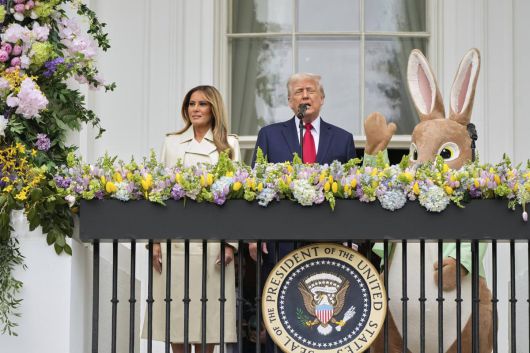 지난달 21일(현지 시간) 워싱턴 백악관에서 열린 ‘부활절 달걀 굴리기’ 행사에 도널드 트럼프 미국 대통령(가운데)과 함께 참석한 부인 멜라니아 여사의 모습. 워싱턴=AP 뉴시스