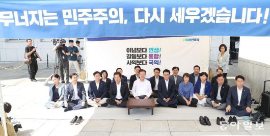 더불어민주당 이재명 대표(가운데)가 31일 서울 여의도 국회 본청 앞에서 천막을 치고 단식에 돌입했다.