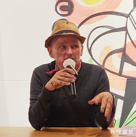 독일 팝 아티스트인 짐 아비뇽 작가가 2일 부산 수영구 포디움다이브에서 열린 기자 간담회에서 자신의 생각을 말하고 있다. 김화영 기자 run@donga.com
