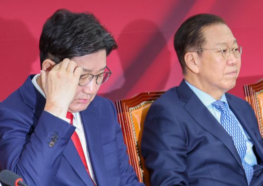 권성동 국민의힘 원내대표(왼쪽), 권영세 비상대책위원장이 8일 오전 서울 여의도 국회에서 열린 비상대책위원회의에서 생각에 잠겨 있다. 2025.5.8/뉴스1