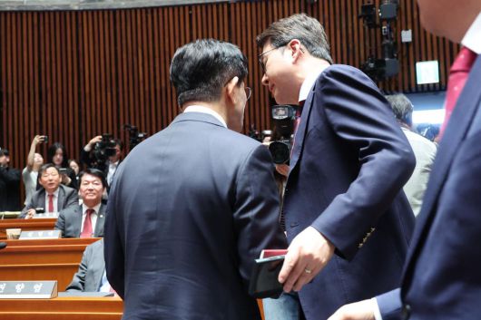 김문수 국민의힘 대선 후보가 9일 오전 서울 여의도 국회에서 열린 의원총회에서 권영세 비상대책위원장의 발언을 마치고 이동하고 있다. 옆에서 신동욱 의원이 의총장 나가는걸 말리고 있다. 뉴시스