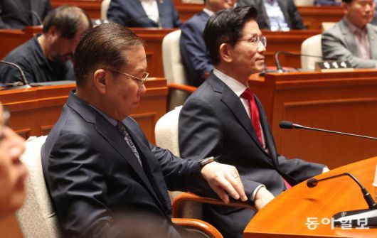 김문수 국민의힘 대통령 후보가 9일 서울 여의도 국회에서 열린 의원총회에서 “무소속을 당 후보 만들려 불법 부당 수단 동원, 중단하라”는 입장을 밝혔다. 당초 후보와 의원들간에 토론을 하자고 모인 의총이었지만 김 후보자 퇴장하면서 의총은 김 후보 없이 비공개로 진행되었다.  장승윤 기자 tomato99@donga.com