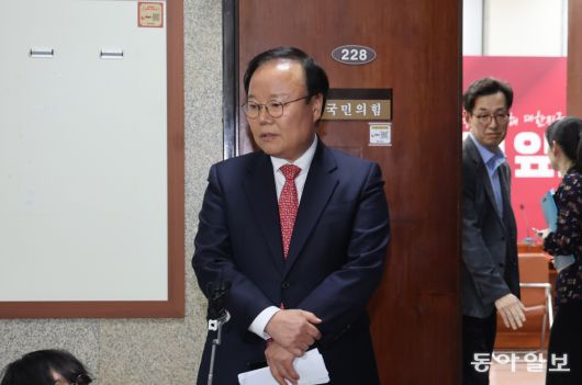 9일 오후 벌어진 단일화 협상이 결렬되고 김문수 국민의힘 대통령 후보 대리인인 김재원 비서실장이 먼저 나와 기자들에게 결렬 이유를 말하고 있다. 장승윤 기자 tomato99@donga.com