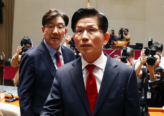 김문수 국민의힘 대통령 후보가 9일 오전 서울 여의도 국회에서 열린 의원총회에 참석한 뒤 나오고 있다. 왼쪽은 권성동 원내대표. 뉴스1